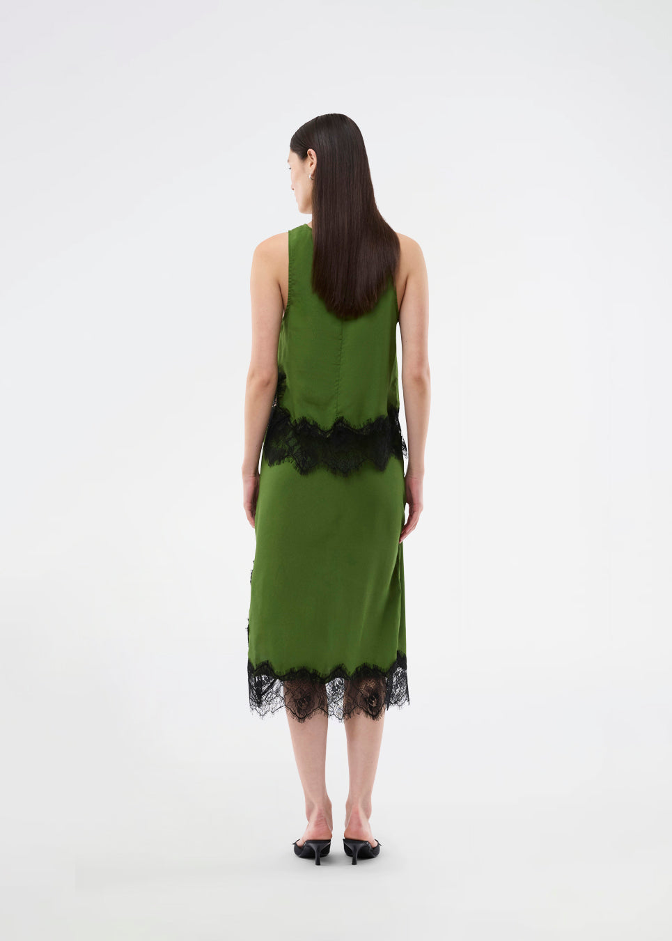 Edgy midinederdel med kontrastblonde. BirkMD Skirt har elastik i taljen og et løst, flattering snit – en cool og feminin style, fremstillet i 100% genanvendt polyester.