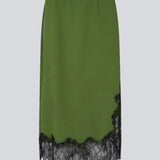 Edgy midinederdel med kontrastblonde. BirkMD Skirt har elastik i taljen og et løst, flattering snit – en cool og feminin style, fremstillet i 100% genanvendt polyester.