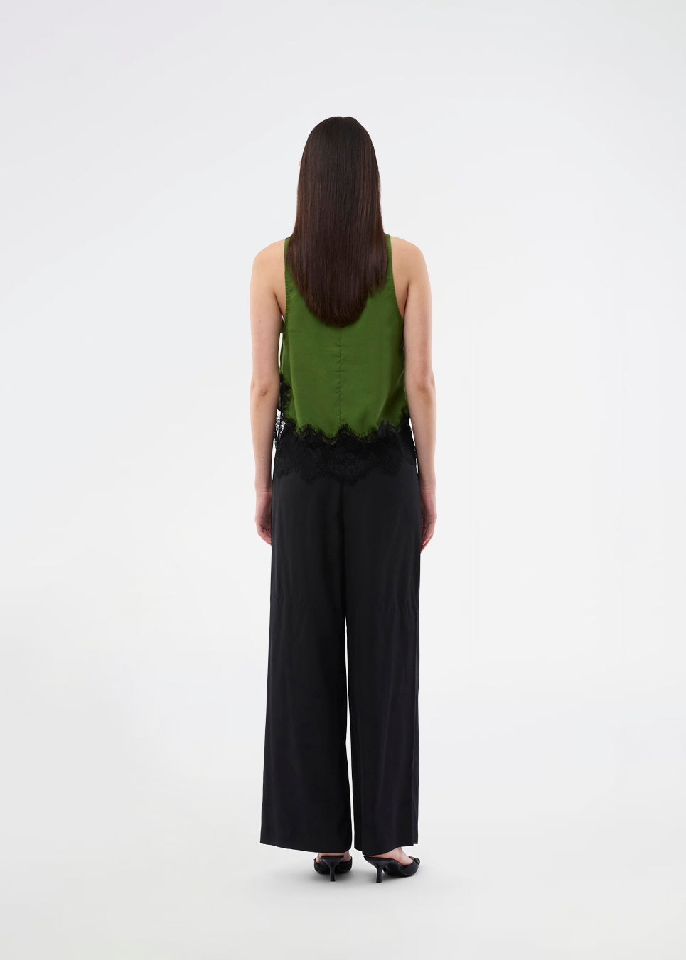 Edgy top med blondedetalje. BirkMD Top har rund, høj halsudskæring, er ærmeløs og har et løst snit – den kontrastfulde blonde giver et cool og feminint touch, fremstillet i 100% genanvendt polyester.