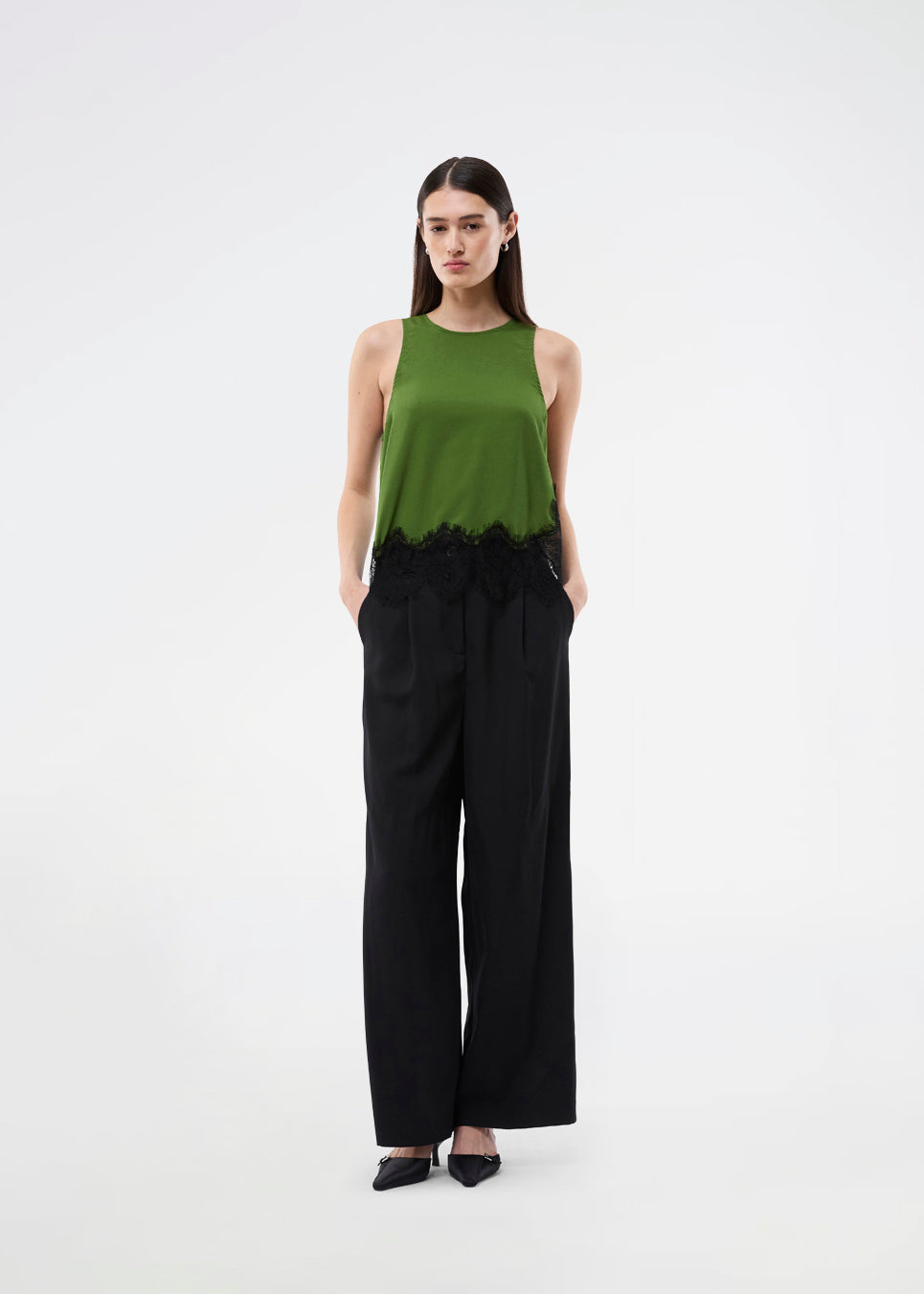Edgy top med blondedetalje. BirkMD Top har rund, høj halsudskæring, er ærmeløs og har et løst snit – den kontrastfulde blonde giver et cool og feminint touch, fremstillet i 100% genanvendt polyester.