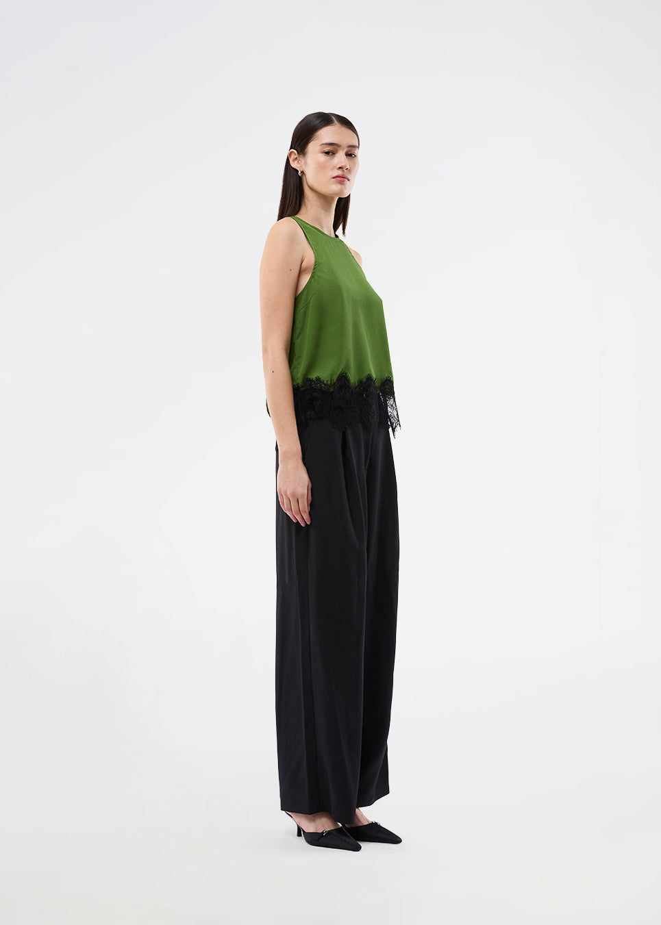 Edgy top med blondedetalje. BirkMD Top har rund, høj halsudskæring, er ærmeløs og har et løst snit – den kontrastfulde blonde giver et cool og feminint touch, fremstillet i 100% genanvendt polyester.