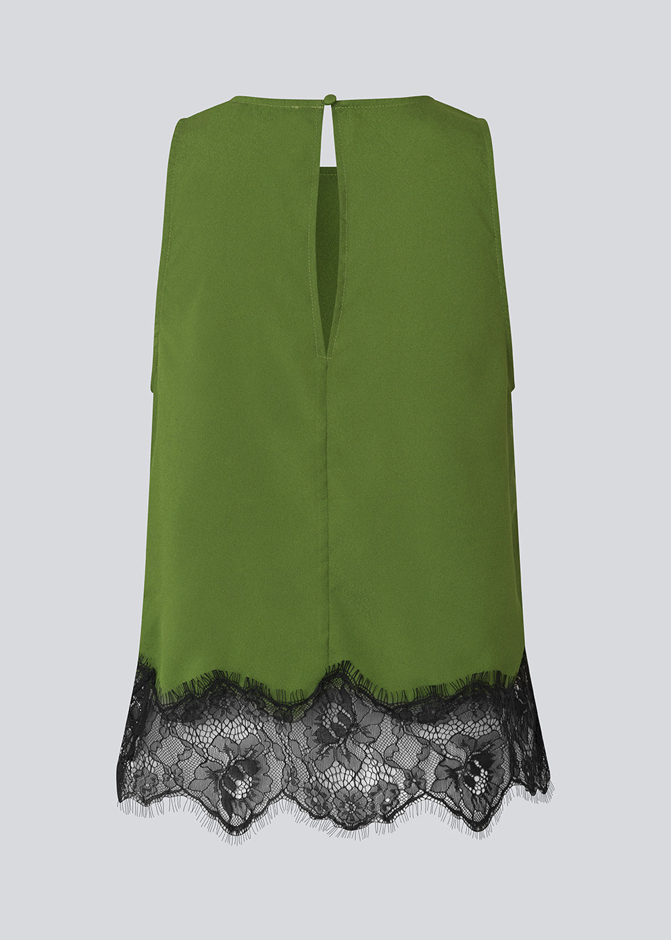 Edgy top med blondedetalje. BirkMD Top har rund, høj halsudskæring, er ærmeløs og har et løst snit – den kontrastfulde blonde giver et cool og feminint touch, fremstillet i 100% genanvendt polyester.