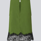 Edgy top med blondedetalje. BirkMD Top har rund, høj halsudskæring, er ærmeløs og har et løst snit – den kontrastfulde blonde giver et cool og feminint touch, fremstillet i 100% genanvendt polyester.