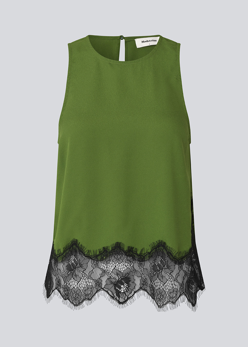 Edgy top med blondedetalje. BirkMD Top har rund, høj halsudskæring, er ærmeløs og har et løst snit – den kontrastfulde blonde giver et cool og feminint touch, fremstillet i 100% genanvendt polyester.