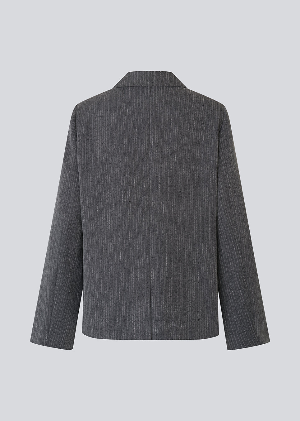 Klassisk blazer med elegante pinstribes. BirnaMD Blazer har et tidløst og stilrent udtryk samt detaljer som reverskrave, sidelommer og knappelukning – en moderne og polished must-have til garderoben.