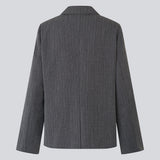 Klassisk blazer med elegante pinstribes. BirnaMD Blazer har et tidløst og stilrent udtryk samt detaljer som reverskrave, sidelommer og knappelukning – en moderne og polished must-have til garderoben.