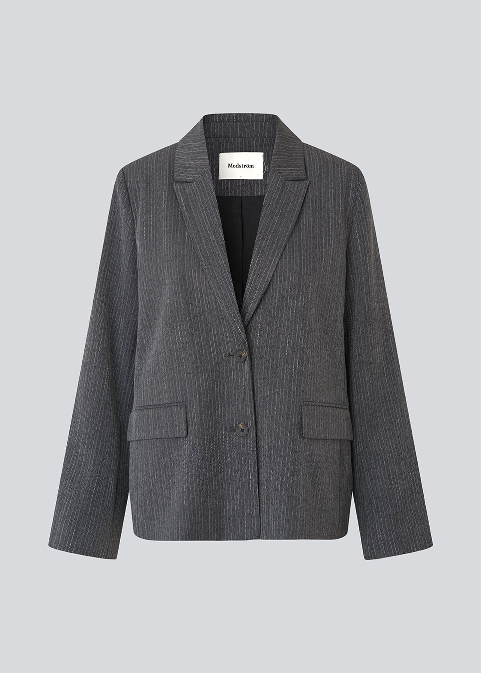 Klassisk blazer med elegante pinstribes. BirnaMD Blazer har et tidløst og stilrent udtryk samt detaljer som reverskrave, sidelommer og knappelukning – en moderne og polished must-have til garderoben.