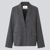 Klassisk blazer med elegante pinstribes. BirnaMD Blazer har et tidløst og stilrent udtryk samt detaljer som reverskrave, sidelommer og knappelukning – en moderne og polished must-have til garderoben.
