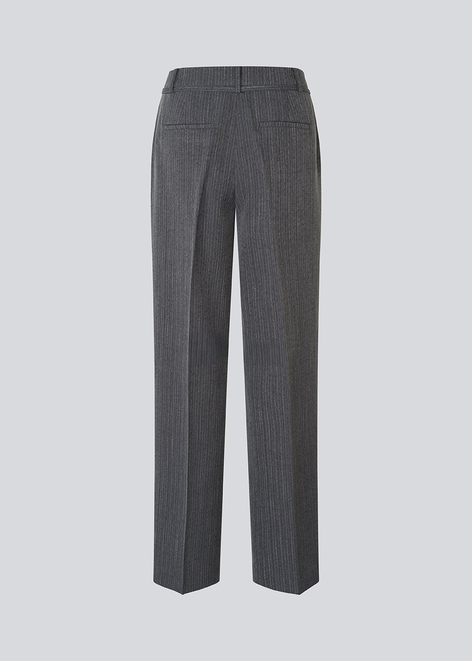 Pinstripe habitbukser med smart bæltedetalje. BirnaMD Pants har klassiske detaljer som lynlåsgylp, bæltestropper, sidelommer og pressefolder samt en eksklusiv bæltedetalje – en chic og cool style, der giver et moderne og polished look.