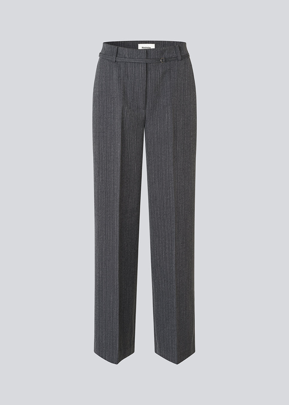 Pinstripe habitbukser med smart bæltedetalje. BirnaMD Pants har klassiske detaljer som lynlåsgylp, bæltestropper, sidelommer og pressefolder samt en eksklusiv bæltedetalje – en chic og cool style, der giver et moderne og polished look.
