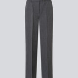 Pinstripe habitbukser med smart bæltedetalje. BirnaMD Pants har klassiske detaljer som lynlåsgylp, bæltestropper, sidelommer og pressefolder samt en eksklusiv bæltedetalje – en chic og cool style, der giver et moderne og polished look.