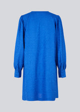 Minikjole med lange, voluminøse ballonærmer med bred manchet i blå. BisouMD dress har v-udskæring i halsen og en afslappet, A-formet silhuet. Modellen er 176 cm og har en størrelse S/36 på