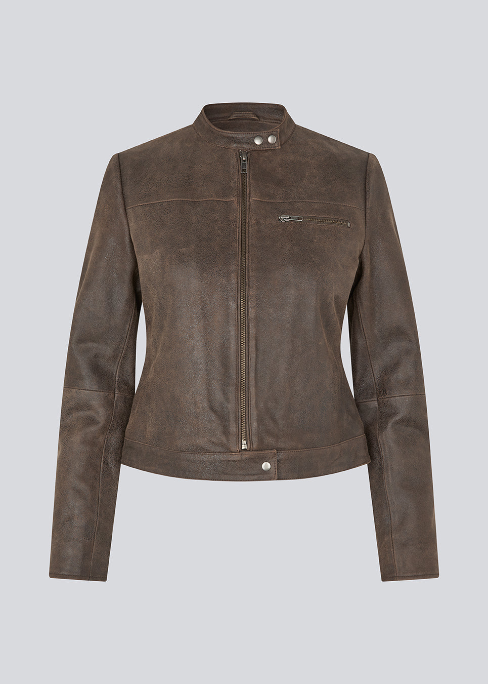 Klassisk læderjakke med et tidløst bikerinspireret udtryk. Bobbiemd jacket er designet i en figursyet silhuet med høj krave, lynlåslukning og diskrete metaltrykknapper ved hals og kant. Den skrå brystlomme med lynlås og lynlåse ved manchetterne tilfører et råt og moderne touch. En alsidig garderobefavorit, der kan styles til både afslappede og mere elegante looks.