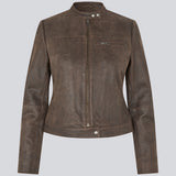 Klassisk læderjakke med et tidløst bikerinspireret udtryk. Bobbiemd jacket er designet i en figursyet silhuet med høj krave, lynlåslukning og diskrete metaltrykknapper ved hals og kant. Den skrå brystlomme med lynlås og lynlåse ved manchetterne tilfører et råt og moderne touch. En alsidig garderobefavorit, der kan styles til både afslappede og mere elegante looks.
