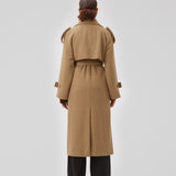 Frakke i Dune i trenchcoat-stil med oversized pasform. BorakMD coat er dobbeltradet med krave, stormflap, bindebælte i taljen og slids bagpå. Uldkvalitet med for.