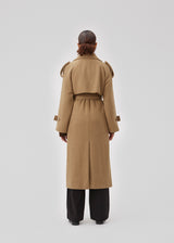 Frakke i Dune i trenchcoat-stil med oversized pasform. BorakMD coat er dobbeltradet med krave, stormflap, bindebælte i taljen og slids bagpå. Uldkvalitet med for.