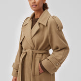 Frakke i Dune i trenchcoat-stil med oversized pasform. BorakMD coat er dobbeltradet med krave, stormflap, bindebælte i taljen og slids bagpå. Uldkvalitet med for.