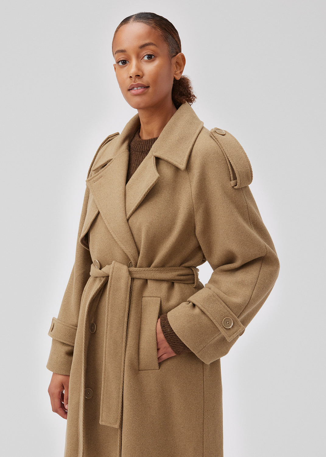 Frakke i Dune i trenchcoat-stil med oversized pasform. BorakMD coat er dobbeltradet med krave, stormflap, bindebælte i taljen og slids bagpå. Uldkvalitet med for.