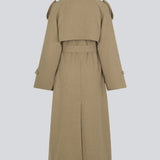 Frakke i Dune i trenchcoat-stil med oversized pasform. BorakMD coat er dobbeltradet med krave, stormflap, bindebælte i taljen og slids bagpå. Uldkvalitet med for.