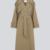 Frakke i Dune i trenchcoat-stil med oversized pasform. BorakMD coat er dobbeltradet med krave, stormflap, bindebælte i taljen og slids bagpå. Uldkvalitet med for.