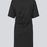 Kortærmet sort kjole i jersey. BrazilMD dress har en afslappet pasform, og rynkedetaljer i siden.&nbsp;