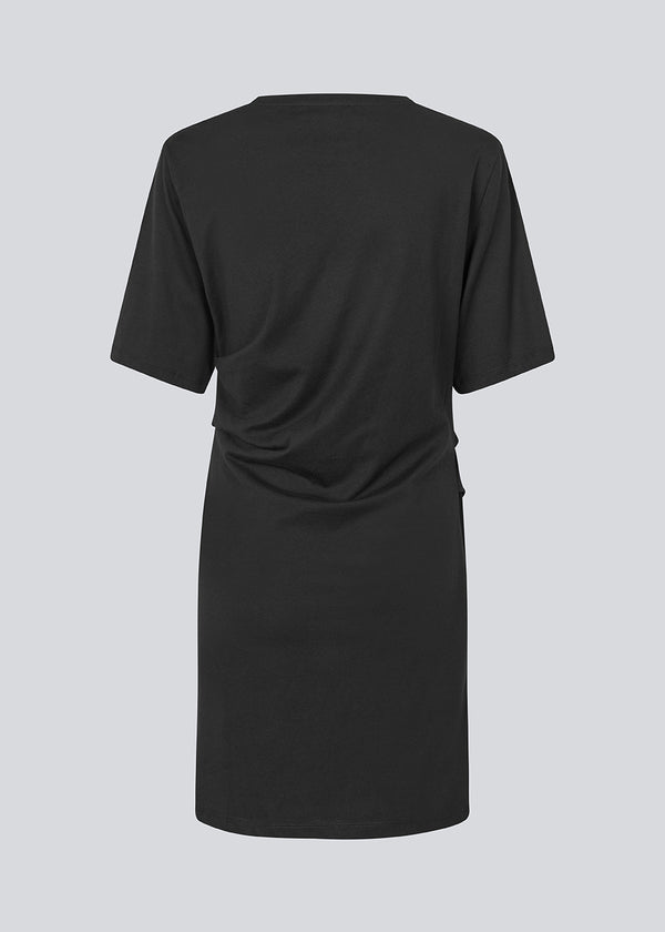 Kortærmet sort kjole i jersey. BrazilMD dress har en afslappet pasform, og rynkedetaljer i siden.&nbsp;