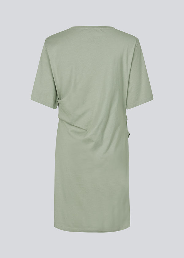 Kortærmet sart grøn kjole i jersey. BrazilMD dress har en afslappet pasform, og rynkedetaljer i siden.&nbsp;