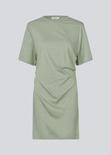 Kortærmet sart grøn kjole i jersey. BrazilMD dress har en afslappet pasform, og rynkedetaljer i siden.&nbsp;