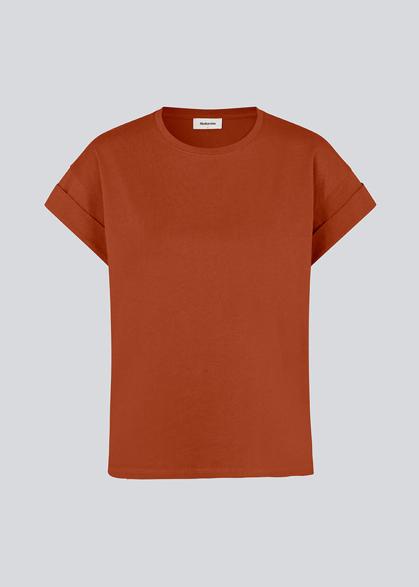 T-shirt i økologisk bomuld i mørkerød med en smule kortere længde. BrazilMD short t-shirt har rund hals og opsmøgede ærmer.&nbsp;