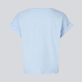 Lyseblå t-shirt i økologisk bomuld med en smule kortere længde/cropped. BrazilMD short t-shirt har rund hals og opsmøgede ærmer. Modellen er 177 cm og har en størrelse S/36 på.