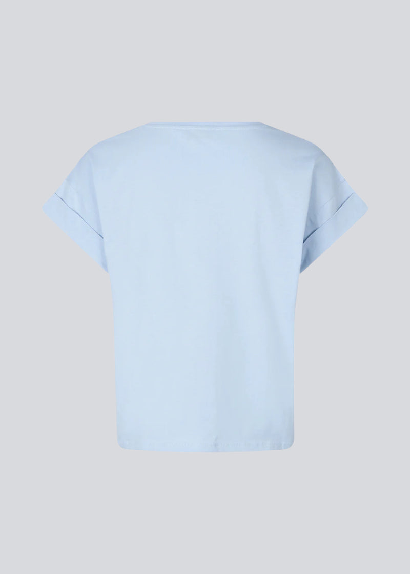 Lyseblå t-shirt i økologisk bomuld med en smule kortere længde/cropped. BrazilMD short t-shirt har rund hals og opsmøgede ærmer. Modellen er 177 cm og har en størrelse S/36 på.