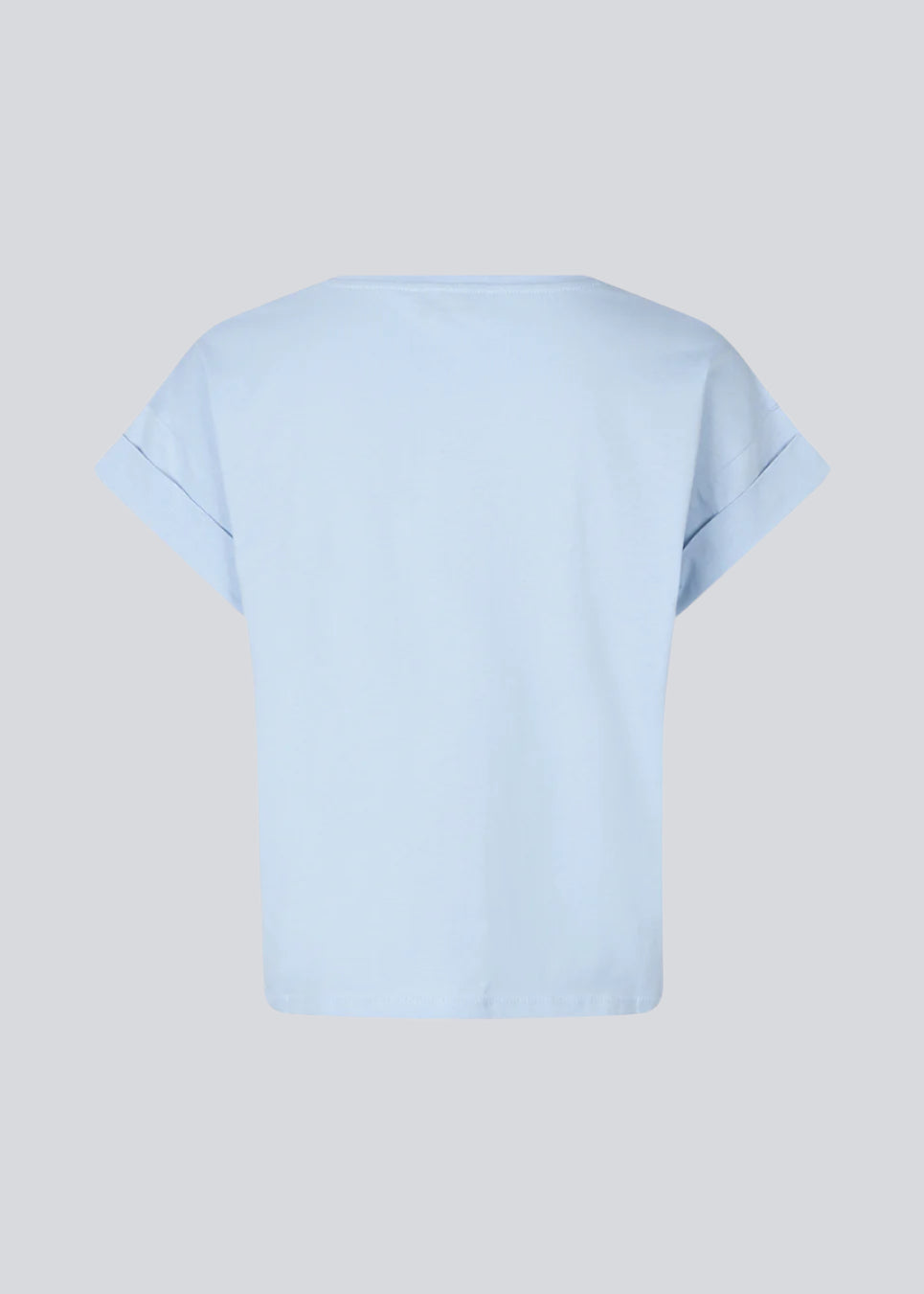Lyseblå t-shirt i økologisk bomuld med en smule kortere længde/cropped. BrazilMD short t-shirt har rund hals og opsmøgede ærmer. Modellen er 177 cm og har en størrelse S/36 på.