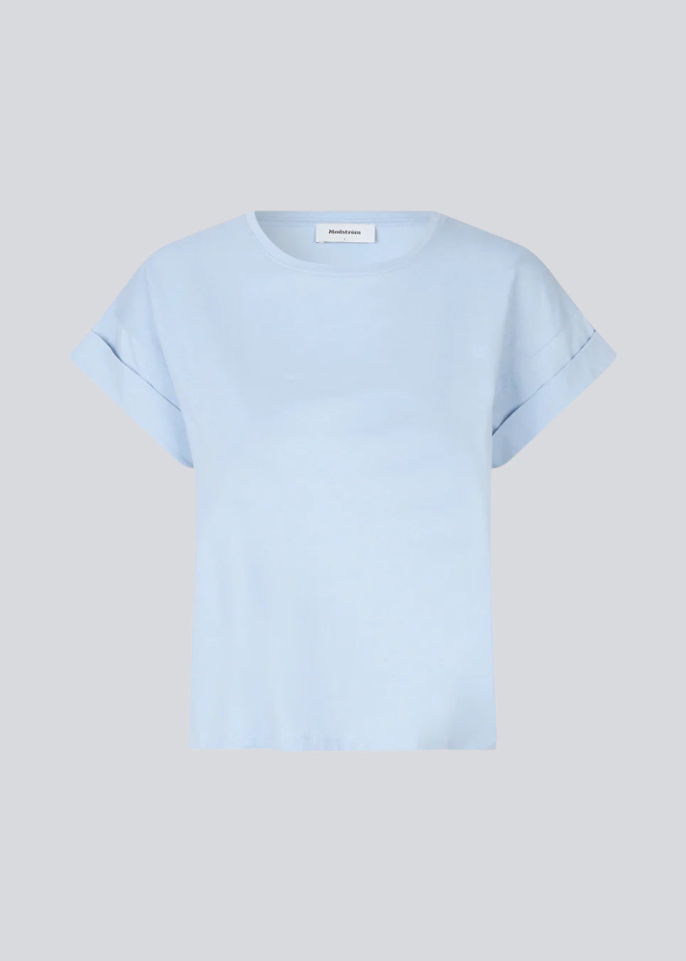 Lyseblå t-shirt i økologisk bomuld med en smule kortere længde/cropped. BrazilMD short t-shirt har rund hals og opsmøgede ærmer. Modellen er 177 cm og har en størrelse S/36 på.