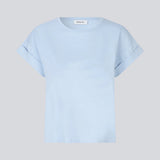 Lyseblå t-shirt i økologisk bomuld med en smule kortere længde/cropped. BrazilMD short t-shirt har rund hals og opsmøgede ærmer. Modellen er 177 cm og har en størrelse S/36 på.