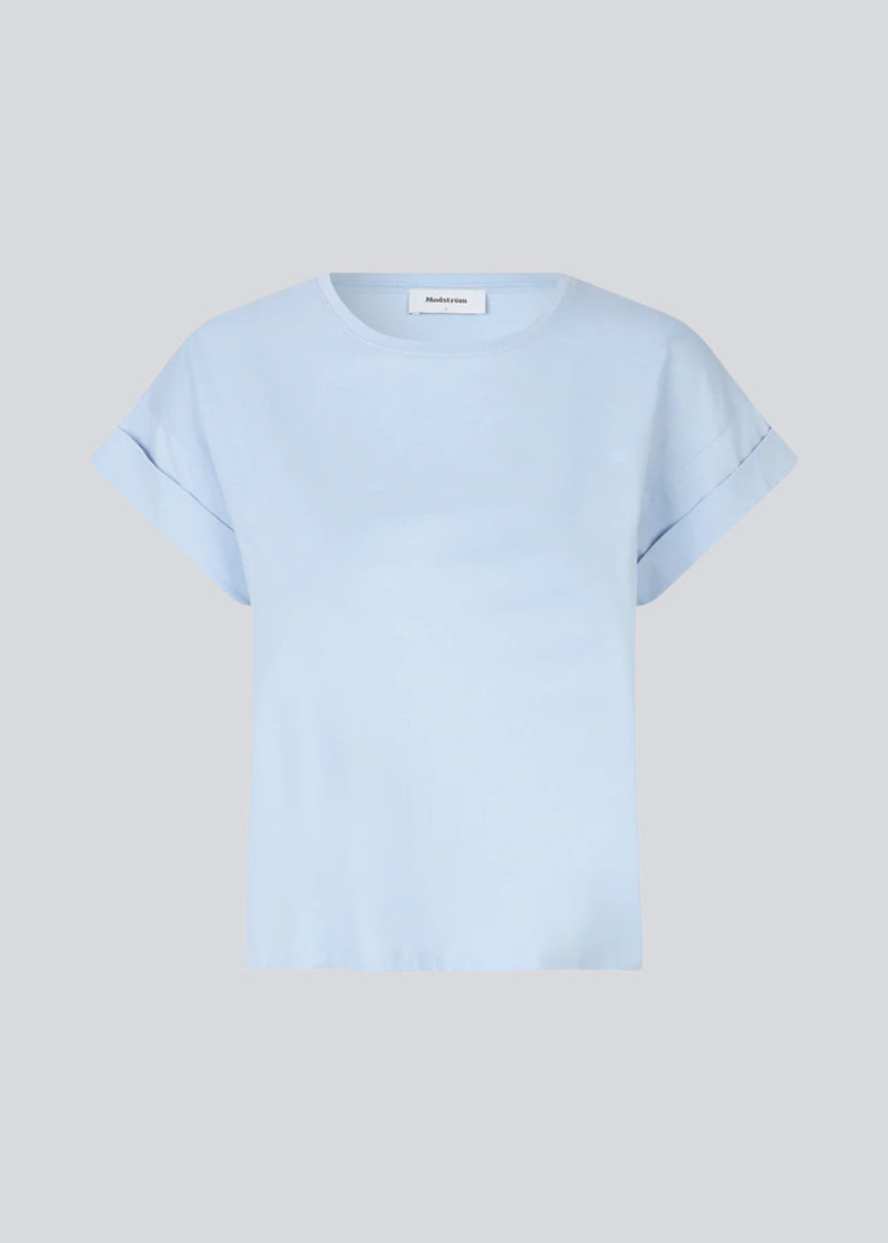 Lyseblå t-shirt i økologisk bomuld med en smule kortere længde/cropped. BrazilMD short t-shirt har rund hals og opsmøgede ærmer. Modellen er 177 cm og har en størrelse S/36 på.