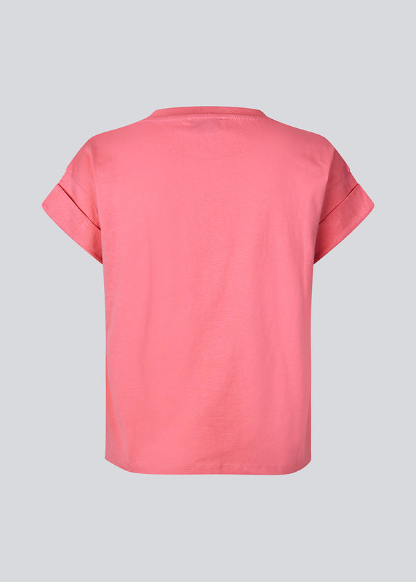 T-shirt i pink i økologisk bomuld med en smule kortere længde. BrazilMD short t-shirt har rund hals og opsmøgede ærmer.&nbsp;