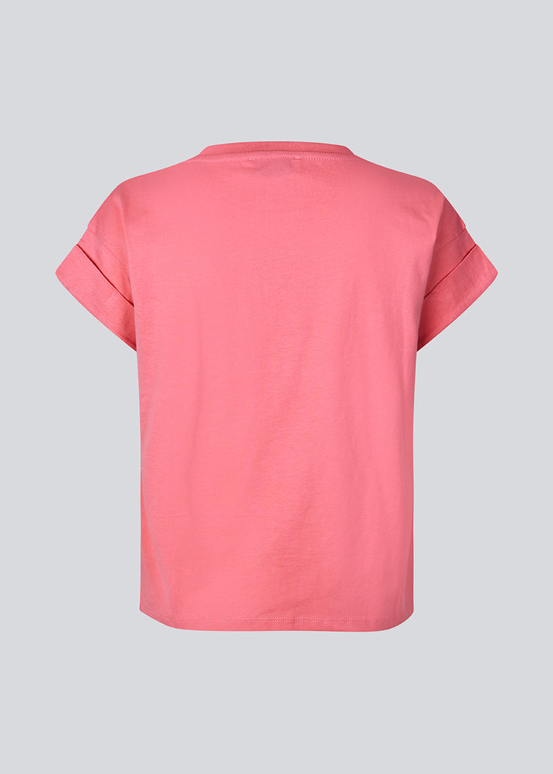 T-shirt i pink i økologisk bomuld med en smule kortere længde. BrazilMD short t-shirt har rund hals og opsmøgede ærmer.&nbsp;