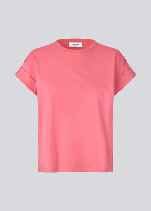 T-shirt i pink i økologisk bomuld med en smule kortere længde. BrazilMD short t-shirt har rund hals og opsmøgede ærmer.&nbsp;