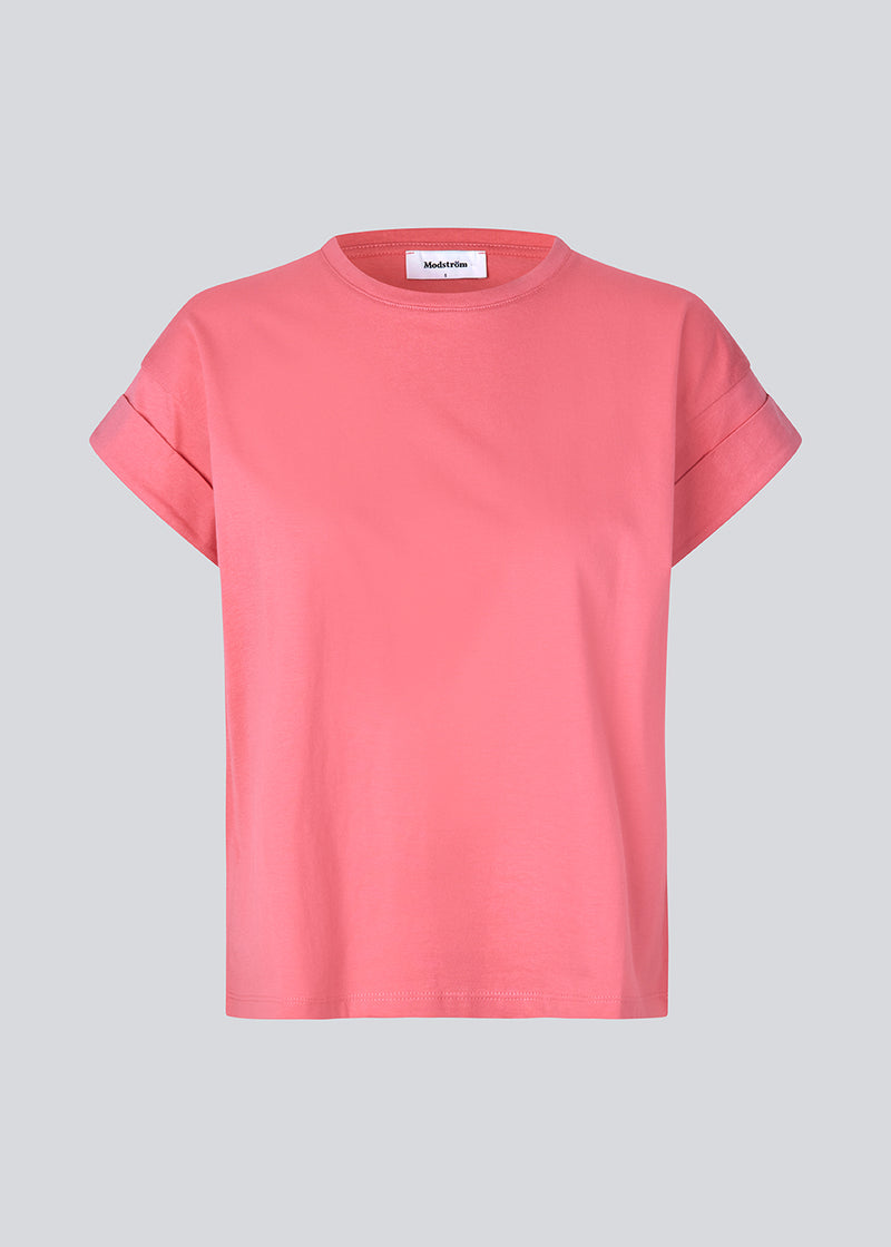 T-shirt i pink i økologisk bomuld med en smule kortere længde. BrazilMD short t-shirt har rund hals og opsmøgede ærmer.&nbsp;