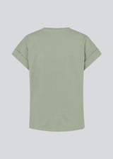 T-shirt i økologisk bomuld i sart grøn med en smule kortere længde. BrazilMD short t-shirt har rund hals og opsmøgede ærmer.&nbsp;
