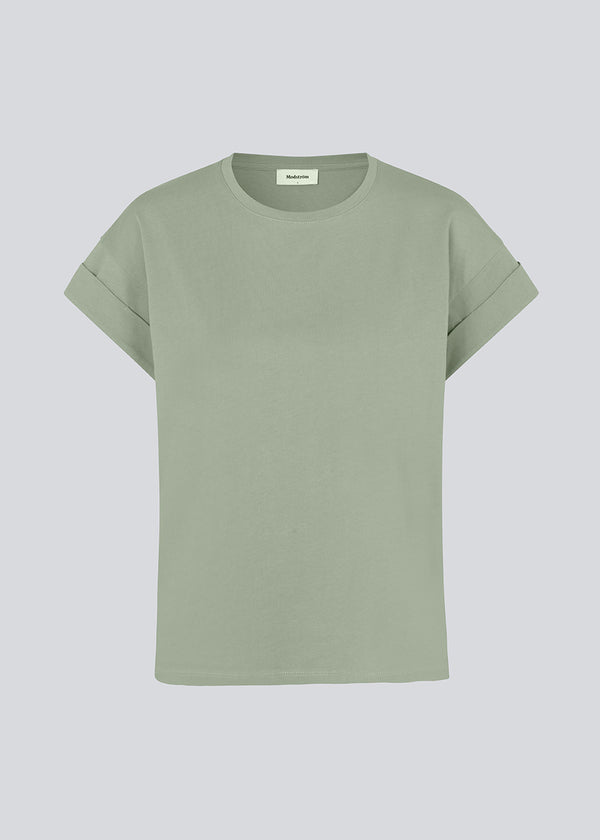 T-shirt i økologisk bomuld i sart grøn med en smule kortere længde. BrazilMD short t-shirt har rund hals og opsmøgede ærmer.&nbsp;