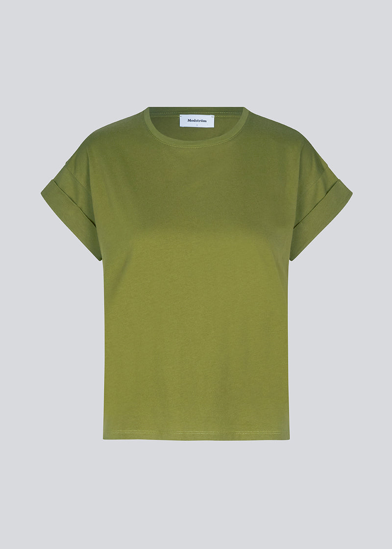 T-shirt i økologisk bomuld med en smule kortere længde. BrazilMD short t-shirt i farven Green Seed har rund hals og opsmøgede ærmer. Modellen er 177 cm og har en størrelse S/36 på.