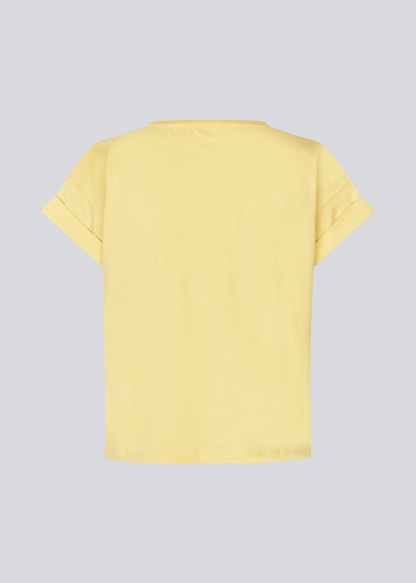 Gul t-shirt i økologisk bomuld med en smule kortere længde. BrazilMD short t-shirt har rund hals og opsmøgede ærmer.&nbsp;