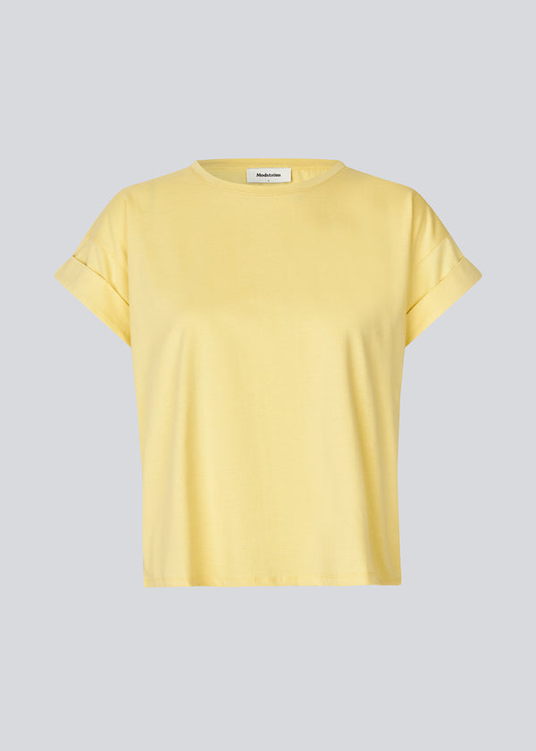 Gul t-shirt i økologisk bomuld med en smule kortere længde. BrazilMD short t-shirt har rund hals og opsmøgede ærmer.&nbsp;