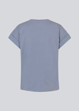T-shirt i lilla i økologisk bomuld med en smule kortere længde. BrazilMD short t-shirt har rund hals og opsmøgede ærmer. Modellen er 177 cm og har en størrelse S/36 på.<br>