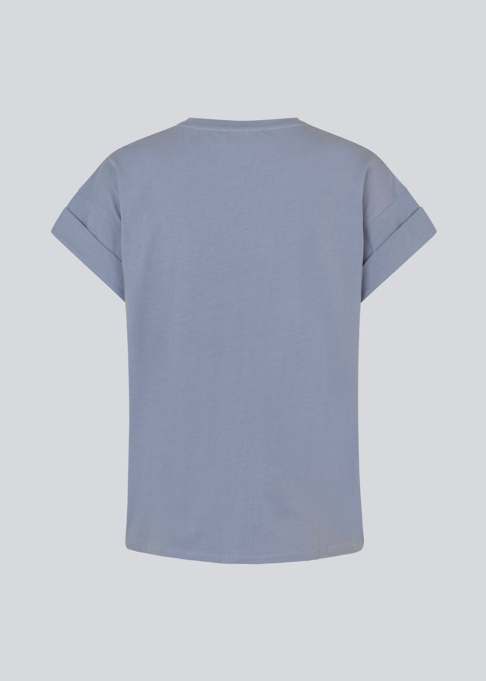 T-shirt i lilla i økologisk bomuld med en smule kortere længde. BrazilMD short t-shirt har rund hals og opsmøgede ærmer. Modellen er 177 cm og har en størrelse S/36 på.<br>