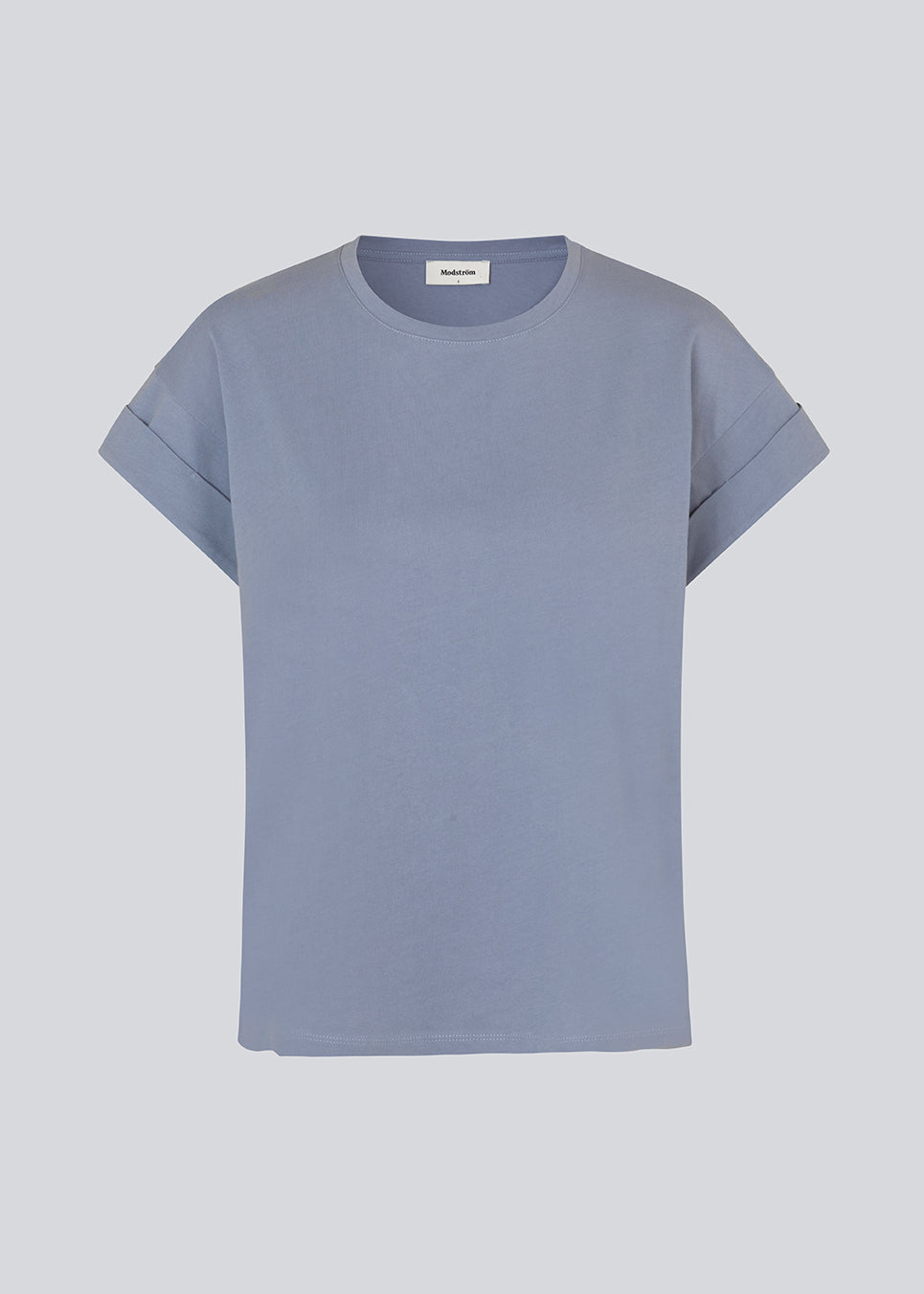T-shirt i lilla i økologisk bomuld med en smule kortere længde. BrazilMD short t-shirt har rund hals og opsmøgede ærmer. Modellen er 177 cm og har en størrelse S/36 på.<br>