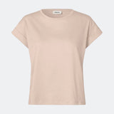 T-shirt i økologisk bomuld med en smule kortere længde. BrazilMD short t-shirt har rund hals og opsmøgede ærmer.
