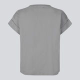 T-shirt i økologisk bomuld i grå med en smule kortere længde. BrazilMD short t-shirt har rund hals og opsmøgede ærmer.&nbsp;