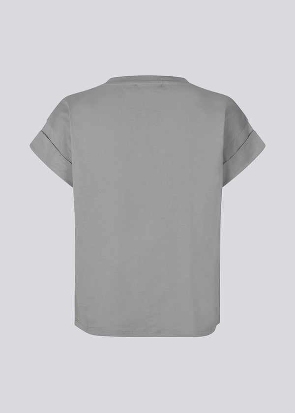 T-shirt i økologisk bomuld i grå med en smule kortere længde. BrazilMD short t-shirt har rund hals og opsmøgede ærmer.&nbsp;